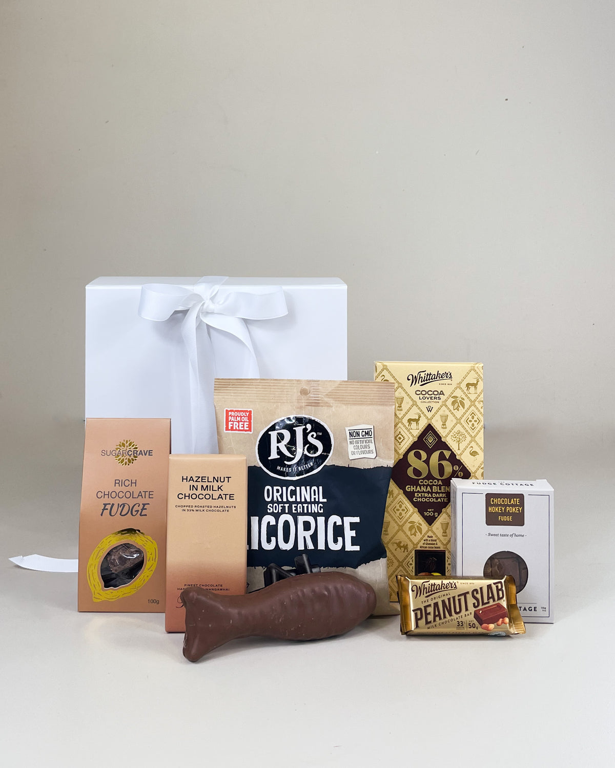 Father’s Day New Zealand gourmet gift box filled with premium Kiwi treats, artisan fudge and indulgent chocolate, beautifully presented for dads and father figures.