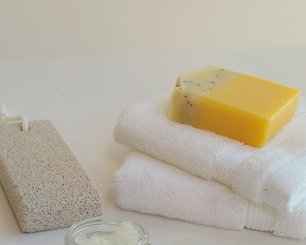 Natural organic New Zealand made uplifting body soap with lemon, petitgrain and poppy seeds for gentle exfoliation and refreshed skin.