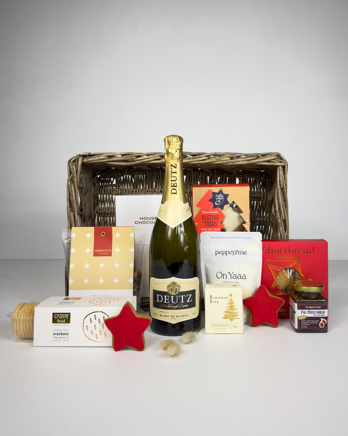 Luxury Christmas gift hamper with sparkling New Zealand wine and festive food gifts to share
