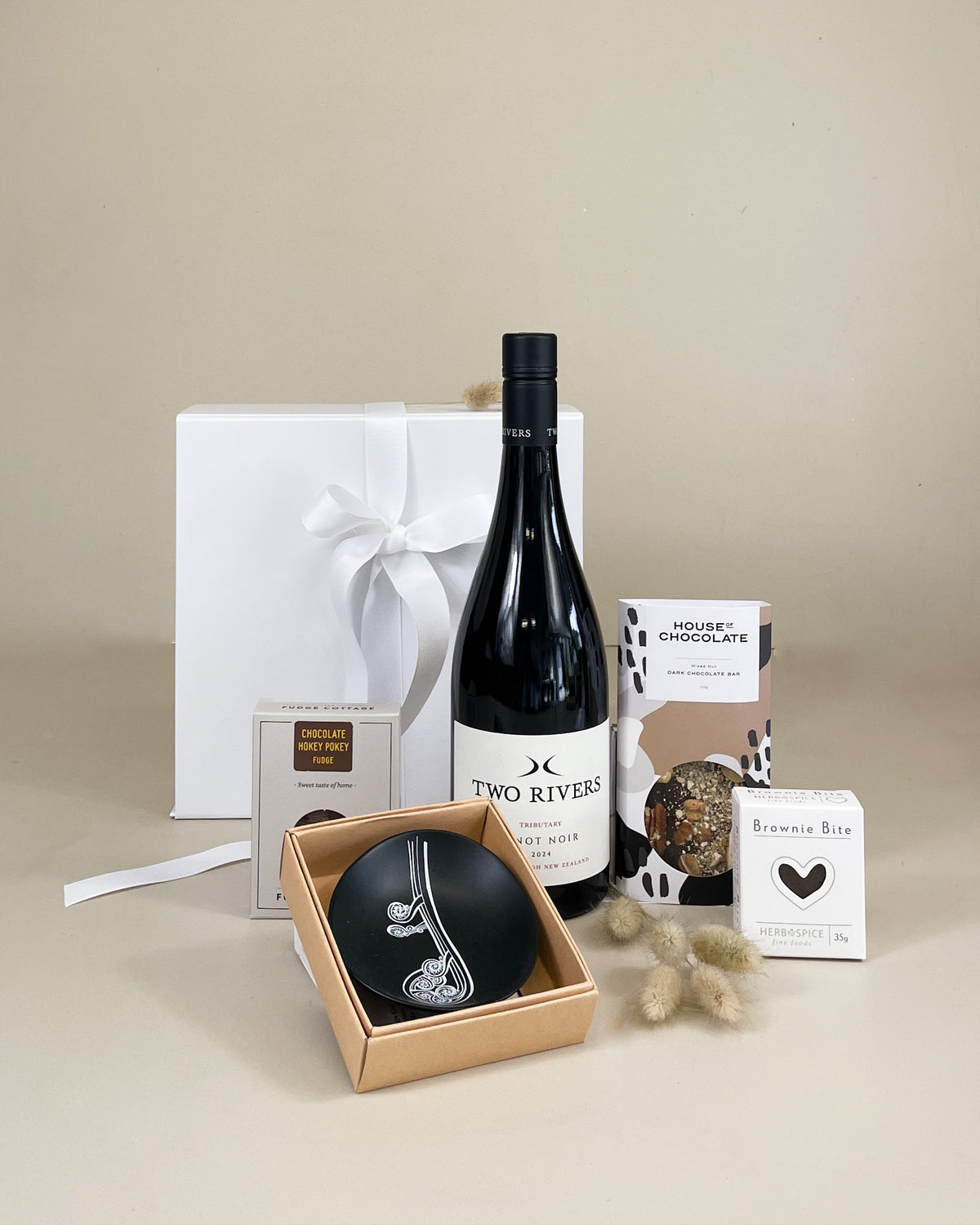 Simply New Zealand Gift Box with NZ artisan chocolate, fudge and keepsake dish